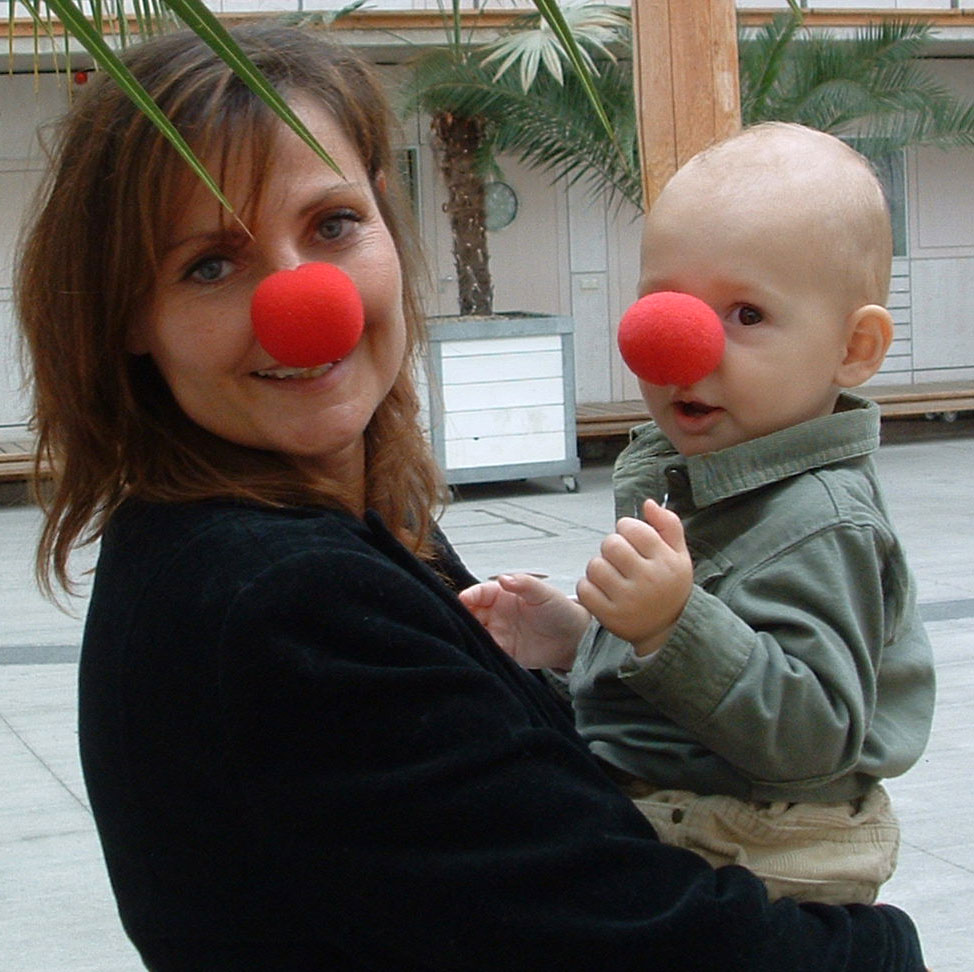 Renate Suchy mit Kind auf dem Arm und Clownsnase